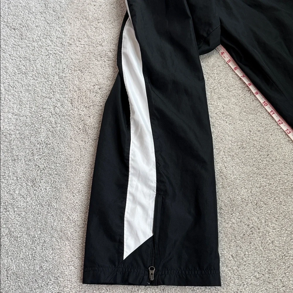 Women’s Underarmour loose fit mesh lined black/white athletic pants size M